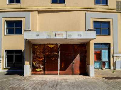 Se la porta della Grecia � ancora in buone condizioni, lo stesso non pu� dirsi di quella della Francia, realizzata da No�l Dolla. Sulla parte sinistra si possono ancora intravedere delle forme gialle...